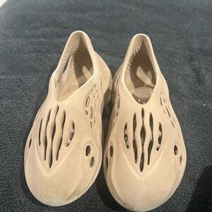 Yeezy foam runners size 6y